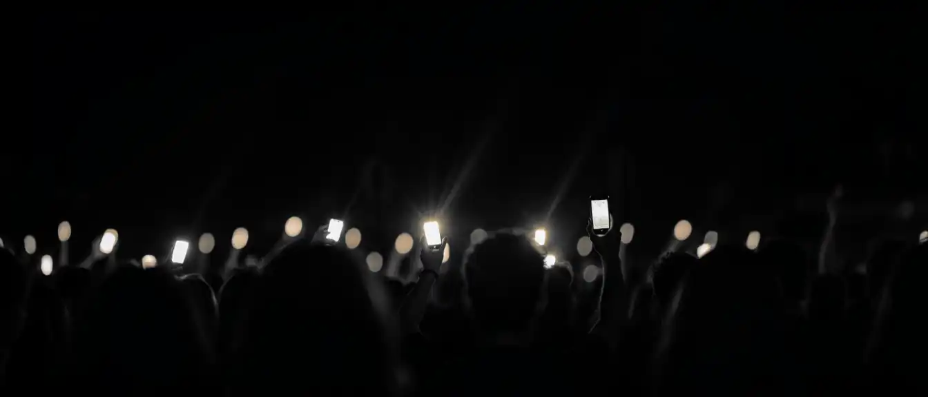 Музыка вопреки темноте: как белгородцы превратили аварию на электросетях в трогательный момент единения