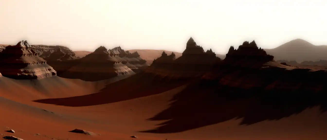 Марсоход Curiosity запечатлел уникальный скалистый ландшафт и рассвет на Марсе
