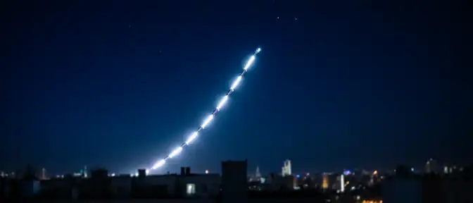Космический «паровозик» над столицей: почему в небе над Москвой возникла светящаяся цепочка